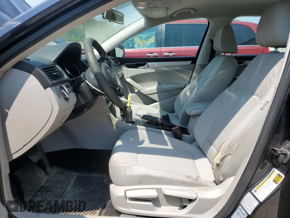 2017 Volkswagen Passat S z VIN 1VWAT7A38HC014720, wystawiony jako Copart lot #58744235 z przebiegiem 273 593 mil mil oraz Czysty tytuł • Clean title. Historia ofert i sprzedaży dostępna na DreamBid. Obrazek 7.