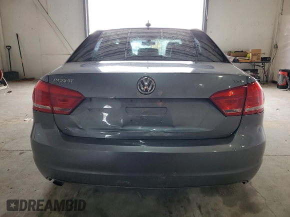 2014 Volkswagen Passat S z VIN 1VWAT7A36EC106565, wystawiony jako Copart lot #53965625 z przebiegiem 130 936 mil mil oraz Szkoda całkowita • Salvage title. Historia ofert i sprzedaży dostępna na DreamBid. Obrazek 6.