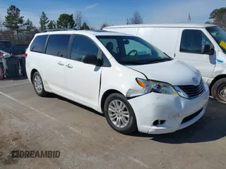2011 Toyota Sienna XLE AAS with VIN 5TDYK3DCXBS043733, listed as a IAAI auction lot 41601544 with 221,658 mi miles. Bid and sale history available at carsss.com. Image 1.