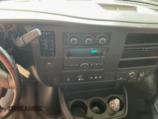 2020 Chevrolet Express Cargo z VIN 1GCWGAFG9L1253235, wystawiony jako IAAI lot #42580142 z przebiegiem 77 857 mil mil oraz . Historia ofert i sprzedaży dostępna na DreamBid. Obrazek 33.