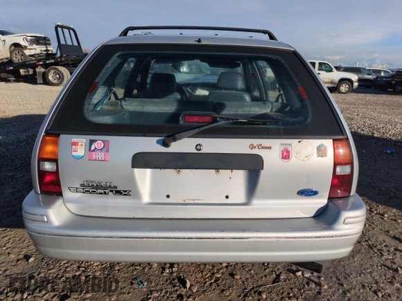 1993 Ford Escort z VIN 1FAPP15J7PW181838, wystawiony jako Copart lot #88717755 z przebiegiem 6 017 mil mil oraz Szkoda całkowita • Salvage title. Historia ofert i sprzedaży dostępna na DreamBid. Obrazek 6.