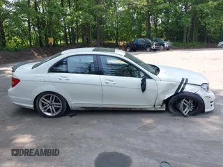2012 Mercedes-Benz C 300 Sport с VIN WDDGF8BB7CR212099, выставлен на аукционе IAAI как лот 42411121 с пробегом 202 811 миль миль и . История ставок и продаж доступна на DreamBid. Изображение 13.