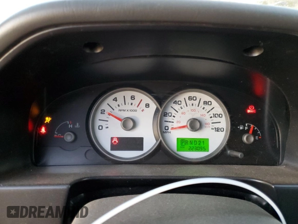 2005 Ford Escape XLT z VIN 1FMCU03105DA26437, wystawiony jako Copart lot #88803995 z przebiegiem 223 095 mil mil oraz Szkoda całkowita • Salvage title. Historia ofert i sprzedaży dostępna na DreamBid. Obrazek 9.