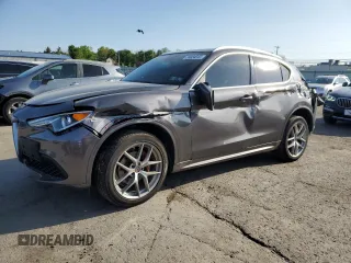 2020 Alfa Romeo Stelvio Ti z VIN ZASPAKBN0L7C76312, wystawiony jako Copart lot #55024045 z przebiegiem 71 425 mil mil oraz Szkody całkowita. Historia ofert i sprzedaży dostępna na DreamBid. Obrazek 1.
