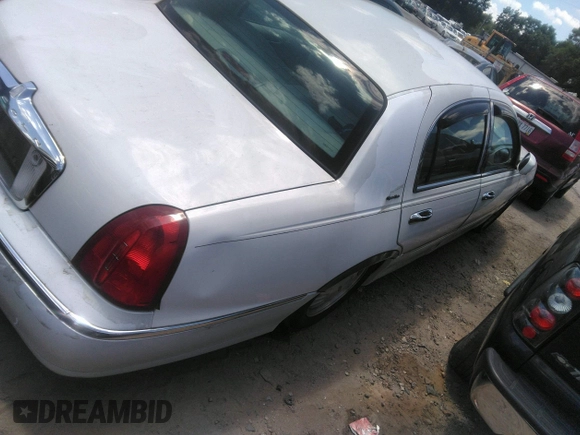 1998 Lincoln Town Car Signature with VIN 1LNFM82W4WY672955, listed as a IAAI auction lot 42211994 with 162,058 mi miles and . Bid and sale history available at DreamBid. Image 4.