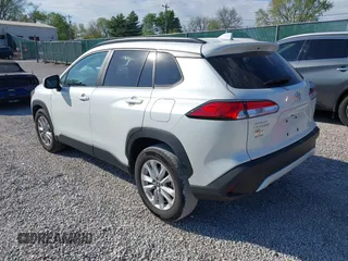 2022 Toyota Corolla Cross LE z VIN 7MUCAAAG3NV012231, wystawiony jako IAAI lot #42022931 z przebiegiem 30 335 mil mil oraz . Historia ofert i sprzedaży dostępna na DreamBid. Obrazek 3.