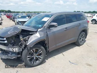 2018 Toyota Highlander LE z VIN 5TDZARFH1JS038079, wystawiony jako IAAI lot #42369968 z przebiegiem 83 706 mil mil oraz . Historia ofert i sprzedaży dostępna na DreamBid. Obrazek 16.