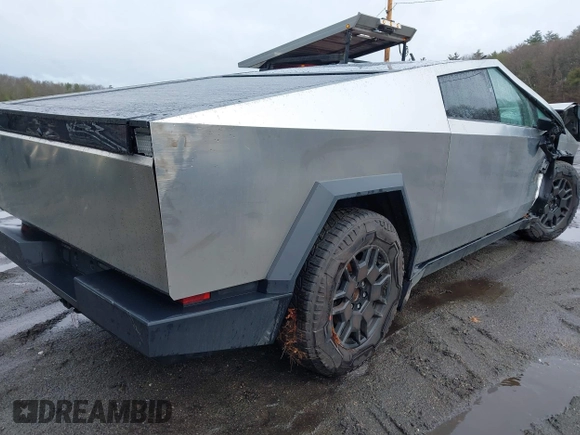 2024 Tesla Cybertruck Cyberbeast z VIN 7G2CEHEE6RA036818, wystawiony jako IAAI lot #41786789 z przebiegiem 5 478 mil mil oraz . Historia ofert i sprzedaży dostępna na DreamBid. Obrazek 4.