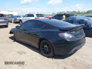 2010 Hyundai Genesis Coupe Grand Touring z VIN KMHHU6KH0AU013012, wystawiony jako IAAI lot #42587522 z przebiegiem 141 691 mil mil oraz . Historia ofert i sprzedaży dostępna na DreamBid. Obrazek 3.