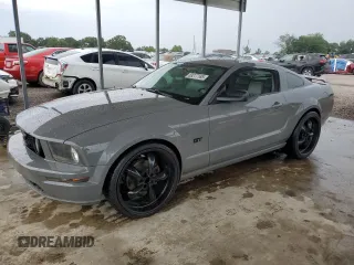 2006 Ford Mustang GT Deluxe z VIN 1ZVHT82H365232581, wystawiony jako Copart lot #63277185 z przebiegiem 252 937 mil mil oraz Szkoda całkowita • Salvage title. Historia ofert i sprzedaży dostępna na DreamBid. Obrazek 1.