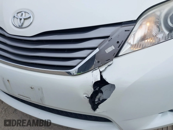 2017 Toyota Sienna XLE Auto Access Seat with VIN 5TDYZ3DC2HS796659, listed as a IAAI auction lot 41770444 with 129,628 mi miles. Bid and sale history available at carsss.com. Image 6.