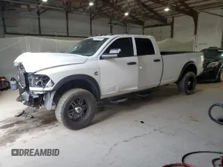 2015 Ram 2500 Tradesman z VIN 3C6UR5HL6FG640275, wystawiony jako Copart lot #53720945 z przebiegiem 153 842 mil mil oraz Szkody całkowita. Historia ofert i sprzedaży dostępna na DreamBid. Obrazek 1.