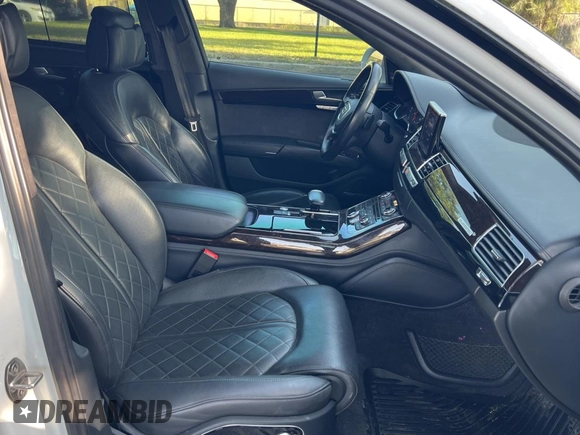 2017 Audi A8 Sport z VIN WAU43AFD7HN005619, wystawiony jako Copart lot #57526015 z przebiegiem 57 262 mil mil oraz Szkoda całkowita • Salvage title. Historia ofert i sprzedaży dostępna na DreamBid. Obrazek 5.