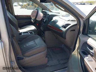 2015 Chrysler Town & Country Touring with VIN 2C4RC1BG7FR672781, listed as a IAAI auction lot 40053119 with 172,696 mi miles. Bid and sale history available at carsss.com. Image 5.