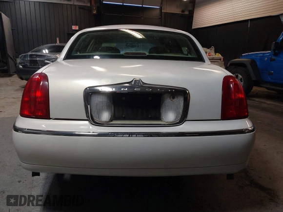 2001 Lincoln Town Car Cartier z VIN 1LNHM83W51Y609962, wystawiony jako IAAI lot #41623323 z przebiegiem 201 799 mil mil oraz . Historia ofert i sprzedaży dostępna na DreamBid. Obrazek 16.