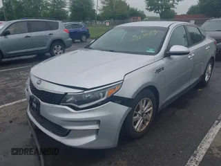2016 Kia Optima LX z VIN 5XXGT4L32GG025333, wystawiony jako IAAI lot #42270433 z przebiegiem 96 422 mil mil oraz . Historia ofert i sprzedaży dostępna na DreamBid. Obrazek 2.