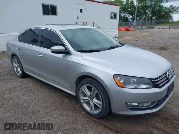 2013 Volkswagen Passat SE z VIN 1VWBN7A30DC056730, wystawiony jako IAAI lot #42542464 z przebiegiem 190 608 mil mil oraz . Historia ofert i sprzedaży dostępna na DreamBid. Obrazek 1.
