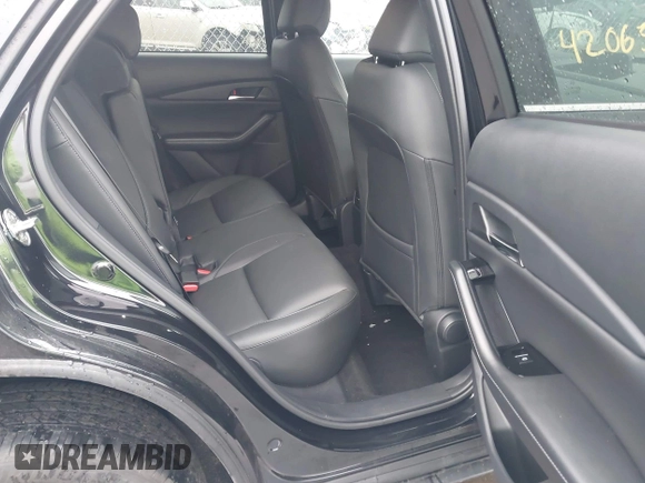 2025 Mazda CX-30 S Carbon Edition z VIN 3MVDMBCM9SM783429, wystawiony jako IAAI lot #42065729 z przebiegiem 4 940 mil mil oraz . Historia ofert i sprzedaży dostępna na DreamBid. Obrazek 8.