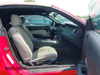 2014 Ford Mustang V6 z VIN 1ZVBP8EM4E5201342, wystawiony jako IAAI lot #42377801 z przebiegiem 99 600 mil mil oraz . Historia ofert i sprzedaży dostępna na DreamBid. Obrazek 5.