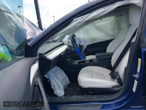 2022 Tesla Model 3 Long Range z VIN 5YJ3E1EBXNF168686, wystawiony jako IAAI lot #41933028 z przebiegiem 57 482 mil mil oraz . Historia ofert i sprzedaży dostępna na DreamBid. Obrazek 5.