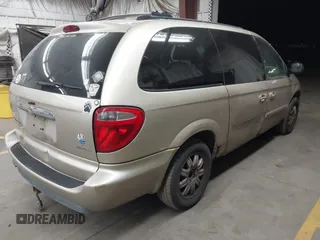 2005 Chrysler Town & Country Touring with VIN 2C4GP54L55R542526, listed as a IAAI auction lot 41877551 with 231,364 mi miles. Bid and sale history available at carsss.com. Image 4.