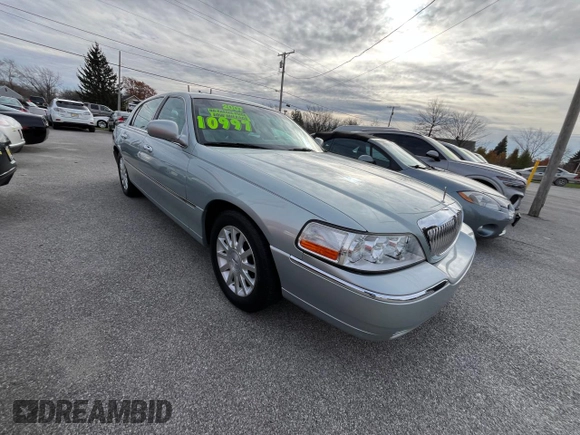 2007 Lincoln Town Car Signature z VIN 1LNHM81V07Y611332, wystawiony jako Copart lot #83524084 z przebiegiem 68 349 mil mil oraz Czysty tytuł • Clean title. Historia ofert i sprzedaży dostępna na DreamBid. Obrazek 1.
