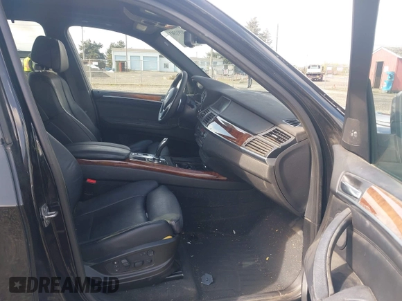 2013 BMW X5 xDrive50i z VIN 5UXZV8C51DL426944, wystawiony jako IAAI lot #41911303 z przebiegiem 106 266 mil mil oraz . Historia ofert i sprzedaży dostępna na DreamBid. Obrazek 5.