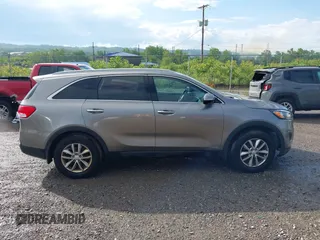 2017 Kia Sorento LX z VIN 5XYPGDA3XHG303917, wystawiony jako IAAI lot #42247202 z przebiegiem 110 279 mil mil oraz . Historia ofert i sprzedaży dostępna na DreamBid. Obrazek 13.