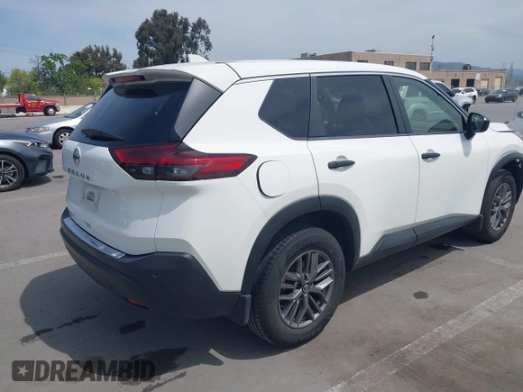 2021 Nissan Rogue S z VIN JN8AT3AA0MW011687, wystawiony jako IAAI lot #42034547 z przebiegiem 50 989 mil mil oraz . Historia ofert i sprzedaży dostępna na DreamBid. Obrazek 4.
