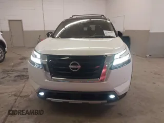 2024 Nissan Pathfinder Platinum z VIN 5N1DR3DK4RC279481, wystawiony jako IAAI lot #41581661 z przebiegiem 6 016 mil mil oraz . Historia ofert i sprzedaży dostępna na DreamBid. Obrazek 12.