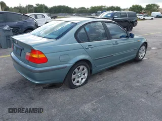 2005 BMW 3 Series 325i with VIN WBAEV33415KW16936, listed as a IAAI auction lot 41094134 with 208,794 mi miles. Bid and sale history available at carsss.com. Image 4.