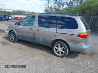 1998 Toyota Sienna LE z VIN 4T3ZF13C4WU011721, wystawiony jako IAAI lot #41989188 z przebiegiem 208 186 mil mil oraz . Historia ofert i sprzedaży dostępna na DreamBid. Obrazek 3.