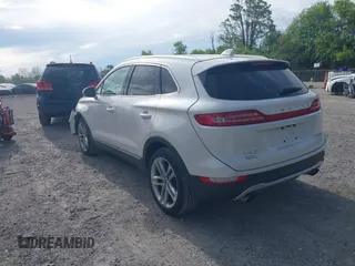 2015 Lincoln MKC z VIN 5LMCJ2A92FUJ06169, wystawiony jako IAAI lot #42326544 z przebiegiem 101 669 mil mil oraz . Historia ofert i sprzedaży dostępna na DreamBid. Obrazek 3.