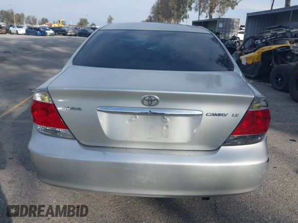 2005 Toyota Camry STD z VIN 4T1BE32K45U399095, wystawiony jako IAAI lot #41609211 z przebiegiem 244 705 mil mil oraz . Historia ofert i sprzedaży dostępna na DreamBid. Obrazek 16.