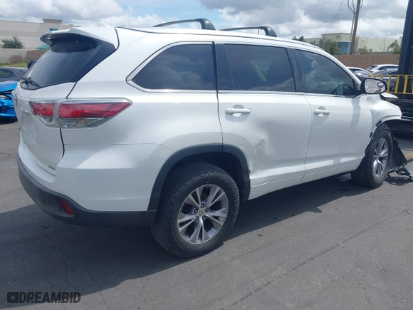 2014 Toyota Highlander XLE with VIN 5TDKKRFH9ES032261, listed as a IAAI auction lot 41429104 with 155,174 mi miles. Bid and sale history available at carsss.com. Image 4.
