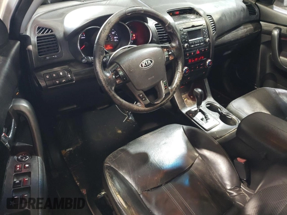 2012 Kia Sorento EX z VIN 5XYKU4A25CG271932, wystawiony jako Copart lot #51371565 z przebiegiem 208 398 mil mil oraz Nie do naprawy • Non repairable. Historia ofert i sprzedaży dostępna na DreamBid. Obrazek 8.
