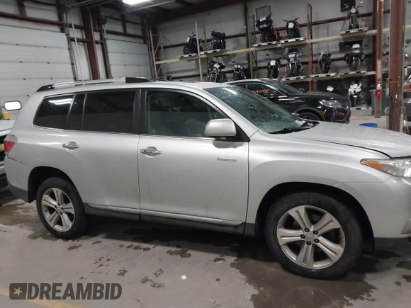 2013 Toyota Highlander Limited z VIN 5TDDK3EH3DS244711, wystawiony jako IAAI lot #41056732 z przebiegiem 156 968 mil mil oraz . Historia ofert i sprzedaży dostępna na DreamBid. Obrazek 13.