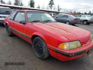 1992 Ford Mustang z VIN 1FACP41M5NF103135, wystawiony jako IAAI lot #41812612 z przebiegiem 53 359 mil mil oraz . Historia ofert i sprzedaży dostępna na DreamBid. Obrazek 1.