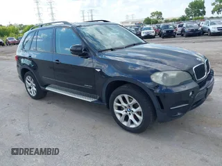 2011 BMW X5 35i z VIN 5UXZV4C53BL409682, wystawiony jako IAAI lot #42558897 z przebiegiem 260 527 mil mil oraz . Historia ofert i sprzedaży dostępna na DreamBid. Obrazek 1.