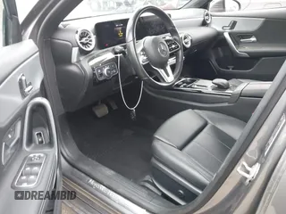 2021 Mercedes-Benz A 220 z VIN W1K3G4EB6MJ316650, wystawiony jako IAAI lot #42099393 z przebiegiem 27 510 mil mil oraz . Historia ofert i sprzedaży dostępna na DreamBid. Obrazek 5.
