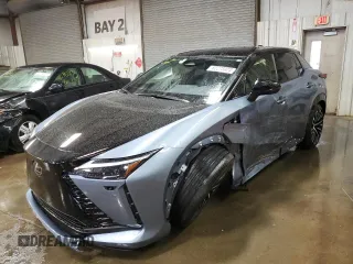 2023 Lexus RZ 450e Premium z VIN JTJAAAAB0PA004297, wystawiony jako Copart lot #82275023 z przebiegiem 6684 mil mil oraz . Historia ofert i sprzedaży dostępna na DreamBid. Obrazek 1.