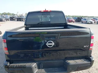 2024 Nissan Frontier SL z VIN 1N6ED1EJ5RN667709, wystawiony jako IAAI lot #42023149 z przebiegiem 3 335 mil mil oraz . Historia ofert i sprzedaży dostępna na DreamBid. Obrazek 16.
