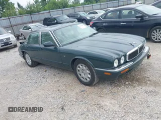 1998 Jaguar XJ z VIN SAJHX1245WC838179, wystawiony jako IAAI lot #42625689 z przebiegiem 122 889 mil mil oraz . Historia ofert i sprzedaży dostępna na DreamBid. Obrazek 1.