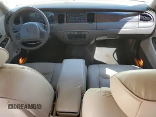 1999 Lincoln Town Car Signature z VIN 1LNHM82W4XY615634, wystawiony jako Copart lot #48886235 z przebiegiem 207 411 mil mil oraz Szkody całkowita. Historia ofert i sprzedaży dostępna na DreamBid. Obrazek 8.