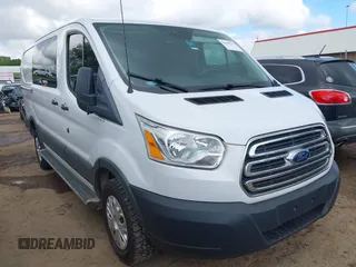 2018 Ford Transit z VIN 1FTYR1YM9JKA98828, wystawiony jako IAAI lot #42198712 z przebiegiem 101 888 mil mil oraz . Historia ofert i sprzedaży dostępna na DreamBid. Obrazek 1.