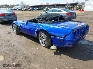 1994 Chevrolet Corvette with VIN 1G1YY32P3R5122058, listed as a IAAI auction lot 41933355 with 132,080 mi miles. Bid and sale history available at carsss.com. Image 3.
