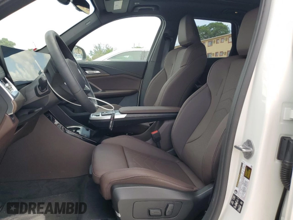 2025 BMW X1 xDrive28i z VIN WBX73EF01S5241553, wystawiony jako Copart lot #54432265 z przebiegiem 489 mil mil oraz Szkody całkowita. Historia ofert i sprzedaży dostępna na DreamBid. Obrazek 7.