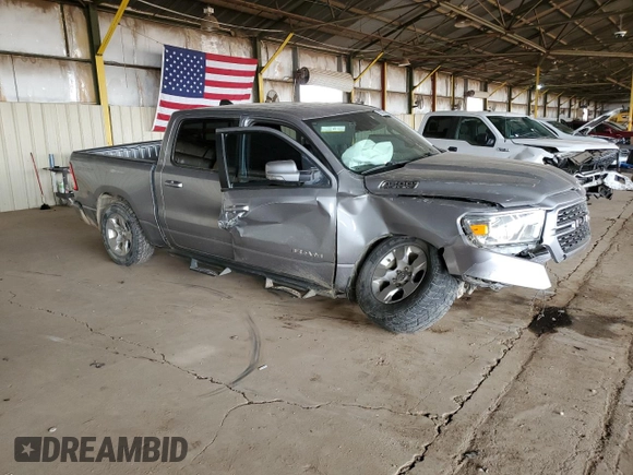 2022 Ram 1500 Big Horn z VIN 1C6SRFFT4NN119786, wystawiony jako Copart lot #52823155 z przebiegiem 26 974 mil mil oraz Szkoda całkowita • Salvage title. Historia ofert i sprzedaży dostępna na DreamBid. Obrazek 4.