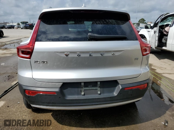 2019 Volvo XC40 Momentum z VIN YV4AC2HK4K2121194, wystawiony jako Copart lot #50720094 z przebiegiem 51 198 mil mil oraz Szkoda całkowita • Salvage title. Historia ofert i sprzedaży dostępna na DreamBid. Obrazek 6.