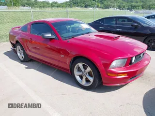 2008 Ford Mustang GT Deluxe z VIN 1ZVHT82H185168351, wystawiony jako IAAI lot #42351513 z przebiegiem 136 391 mil mil oraz . Historia ofert i sprzedaży dostępna na DreamBid. Obrazek 1.